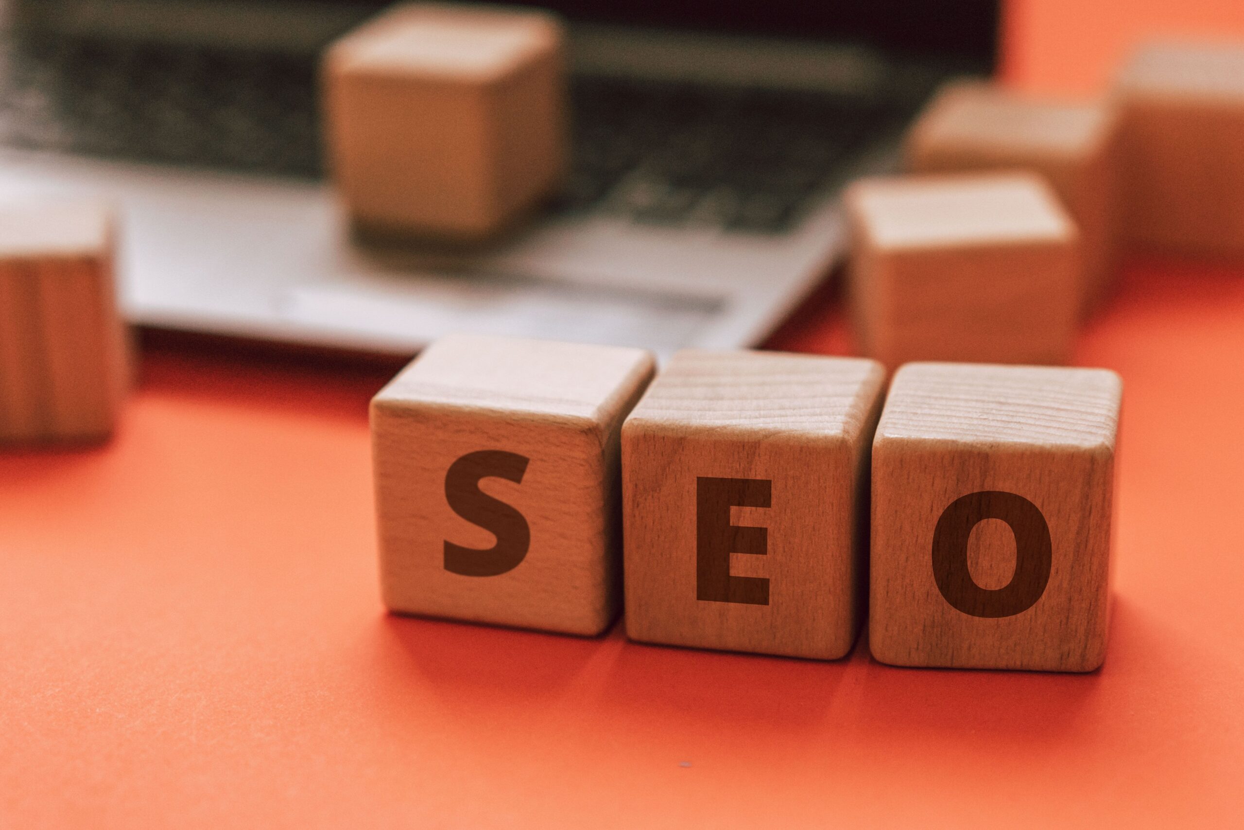 Référencement local à Angoulême avec recherche Google sur ordinateur
